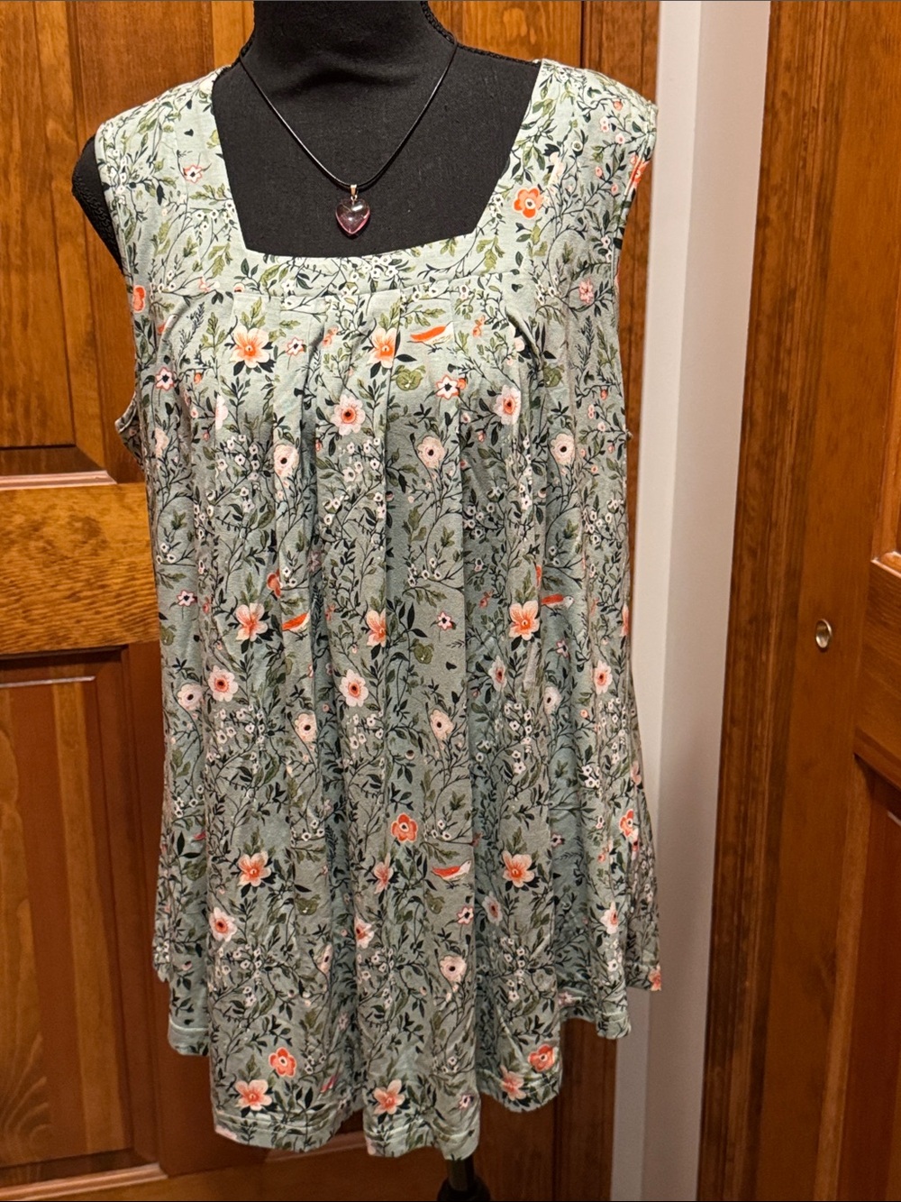 Anyjoin Sleeveless Sage Green Floral Swing Top